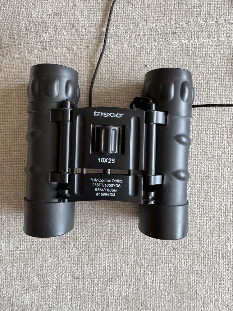 Binoclu Tasco 10x25 – Compact, Claritate Excelentă,
