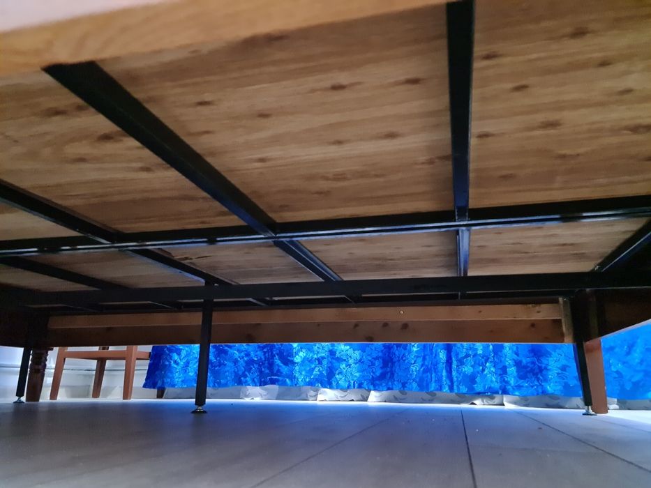 Vând pat din lemn masiv