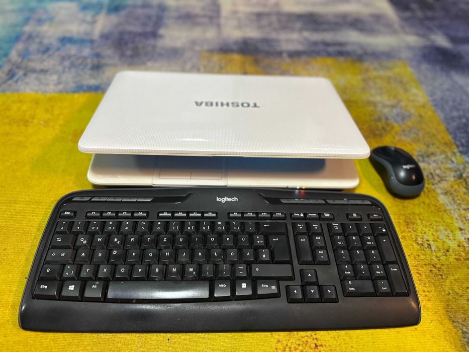 laptop Toshiba C855d, alb, ram 6 gb, cadou kit logitech