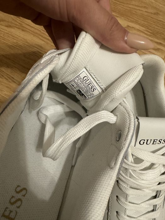 Обувки с висока платформа Guess