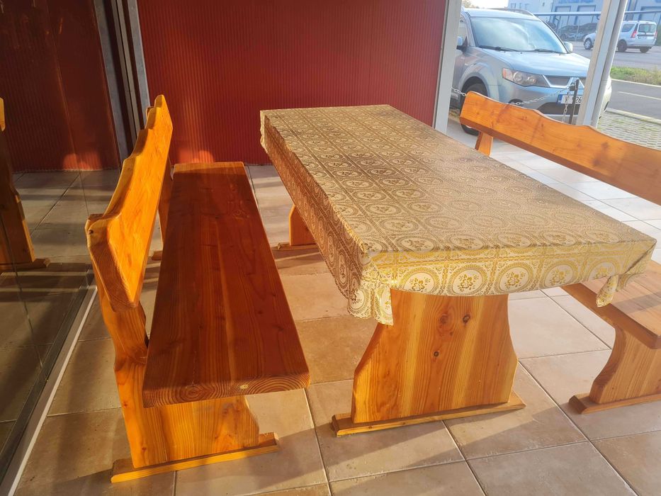 Дървена Маса с варниш 2м дължина на 80см широчина с две пейки