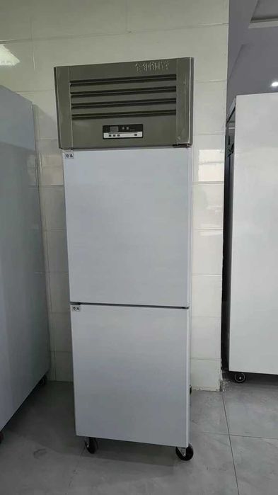 Шкаф холодильный 2х дверный комбинированный.