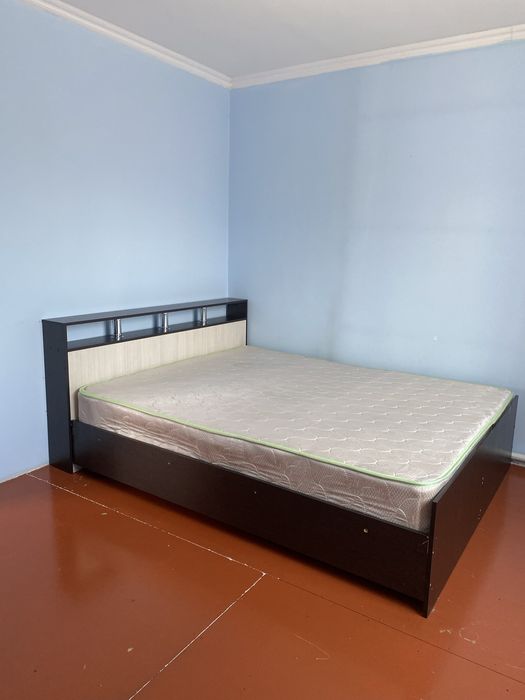 Кровать,с матрасом почти новая