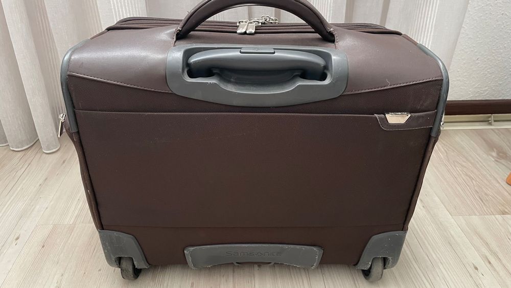 Малък кожен куфар на колелца Samsonite