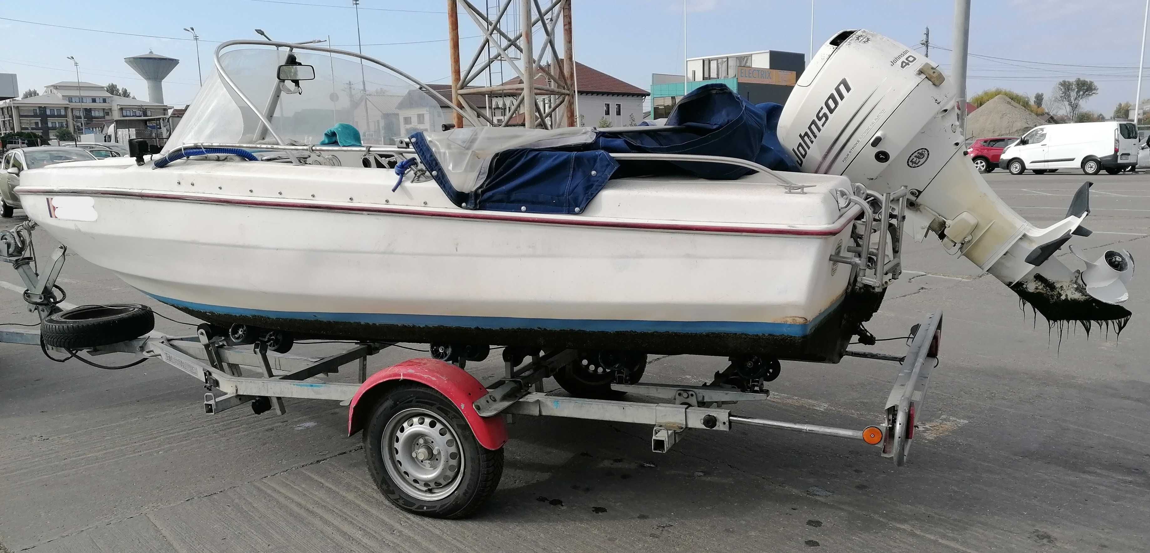 Barca cu motor si peridoc