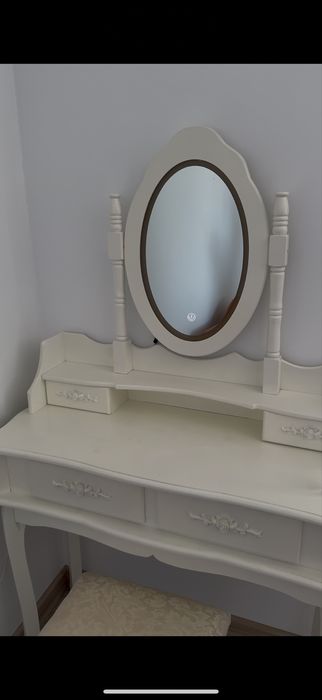 Vand masuta de machiaj