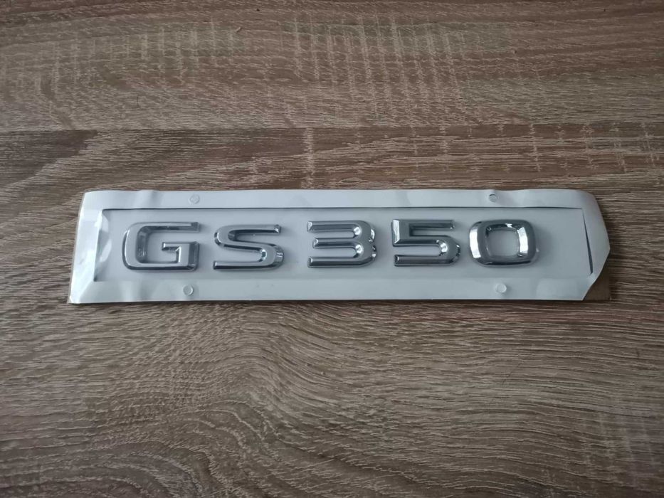 сребрист надпис Lexus GS 350