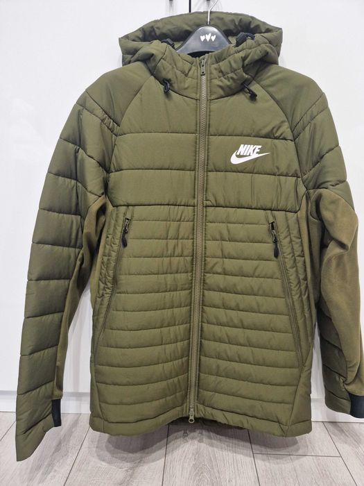 Мъжко яке Nike зелено М размер , но по скоро отговаря на L размер .