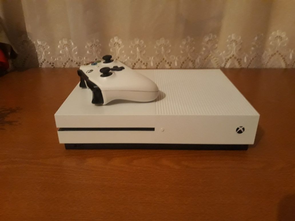 Срочно Продаю Xbox One S 1TB