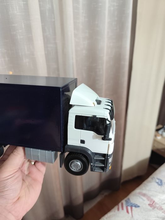 Vând macheta camion