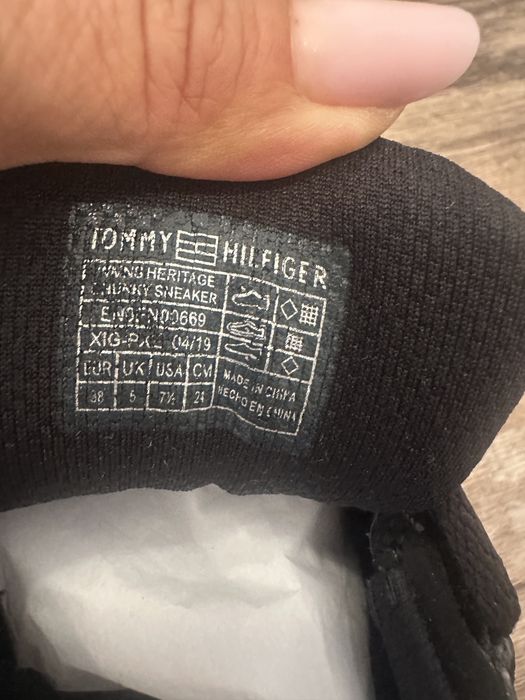 Tommy Hilfiger adidaşi