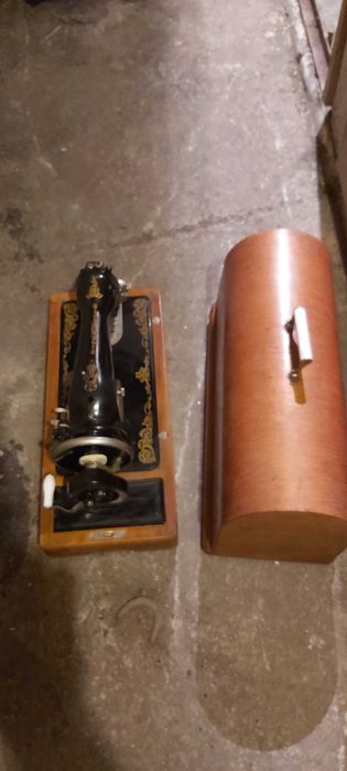 Продавам стара  руска шевна машина с кутия 1968година