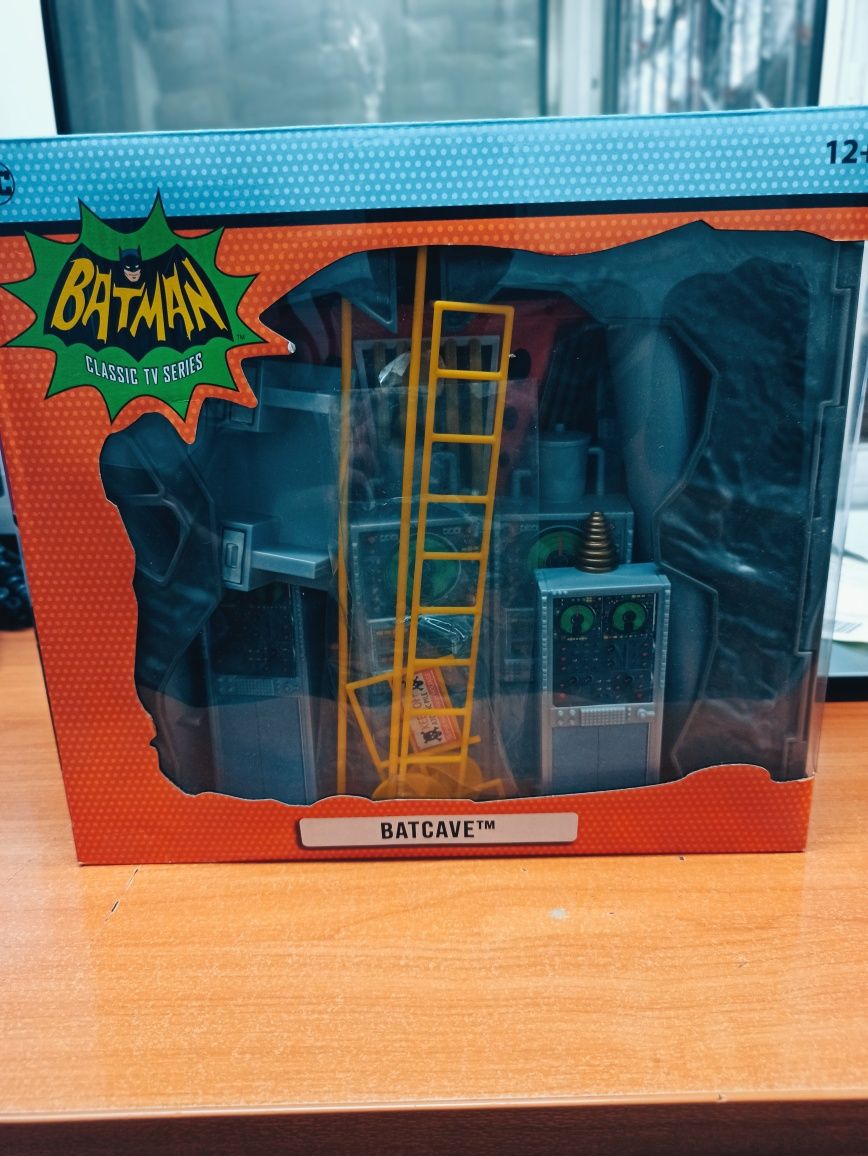 DC RETRO PLAYSET Batman 66 Batcave- Диорама