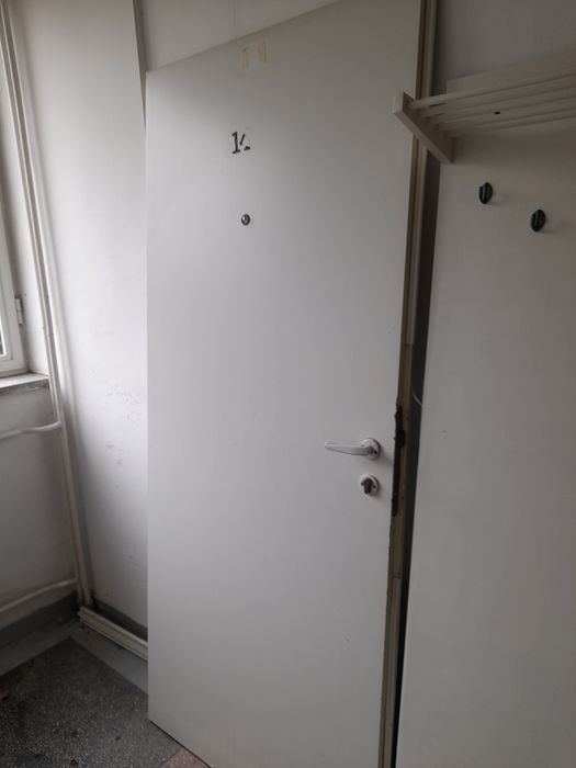 Două bucăți uși de interior și un cuier în stare bună,  de culoare pe