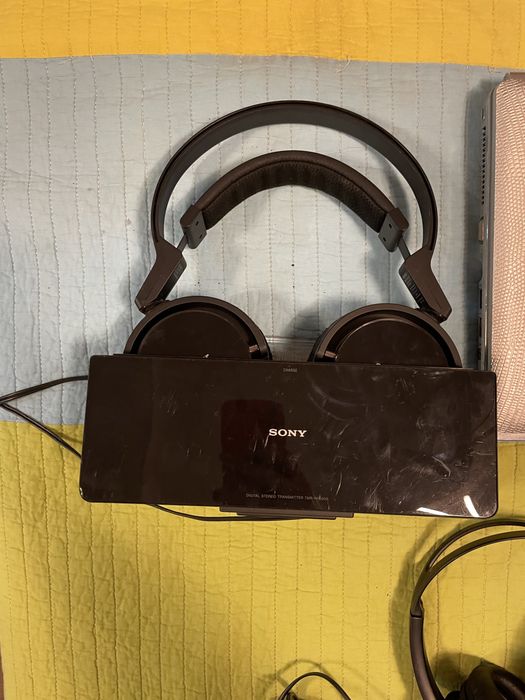 3 laptop uri ,2 perechi de casti si o tableta vodafone