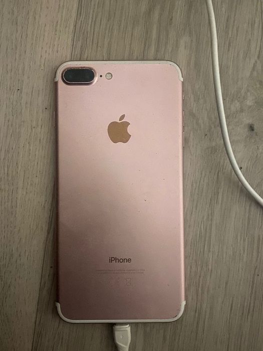 Айфон 7+ в хорошем состоянии не лагает хорошо работает сам играю