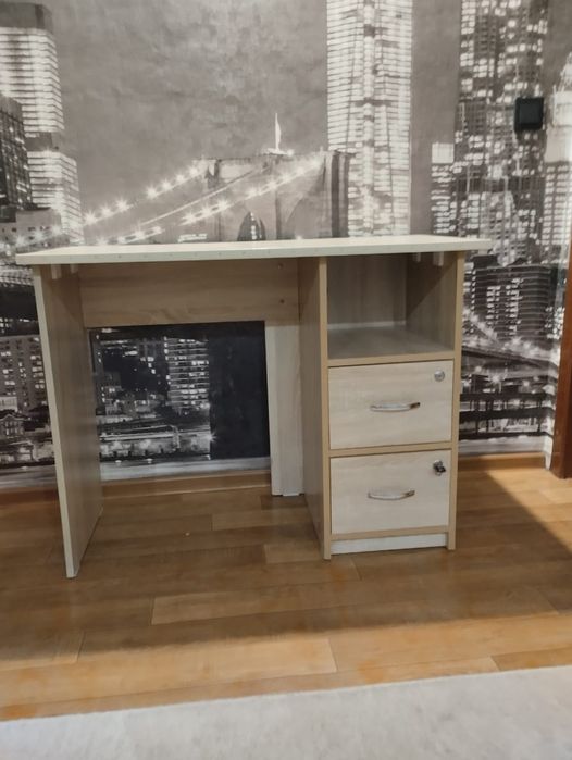 Продам письменный стол в хорошем состоянии  ,