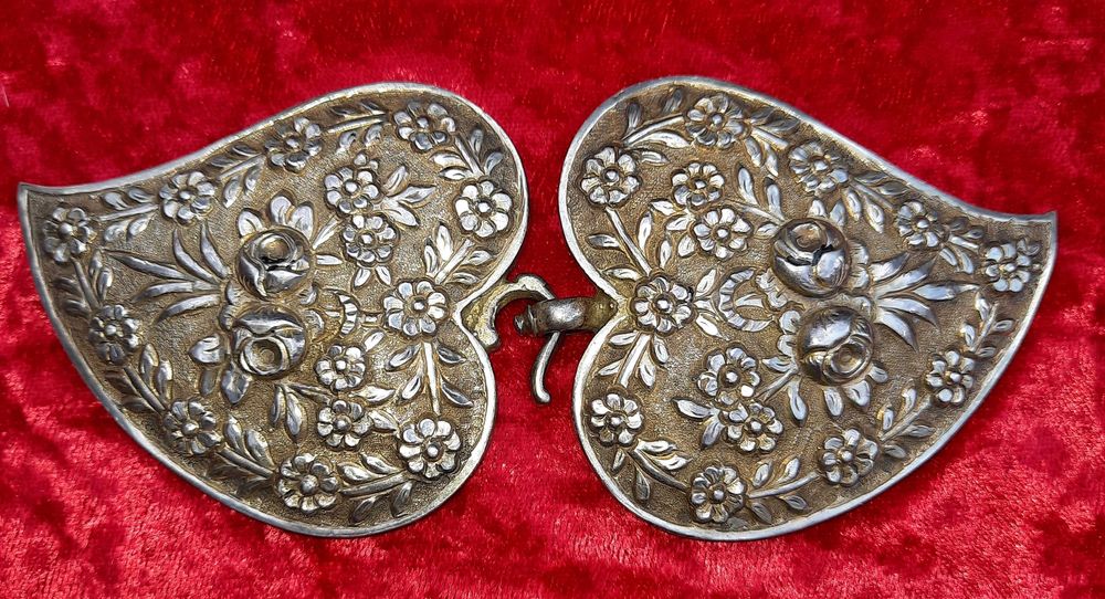 Възрожденски сребърни пафти с живачна позлата