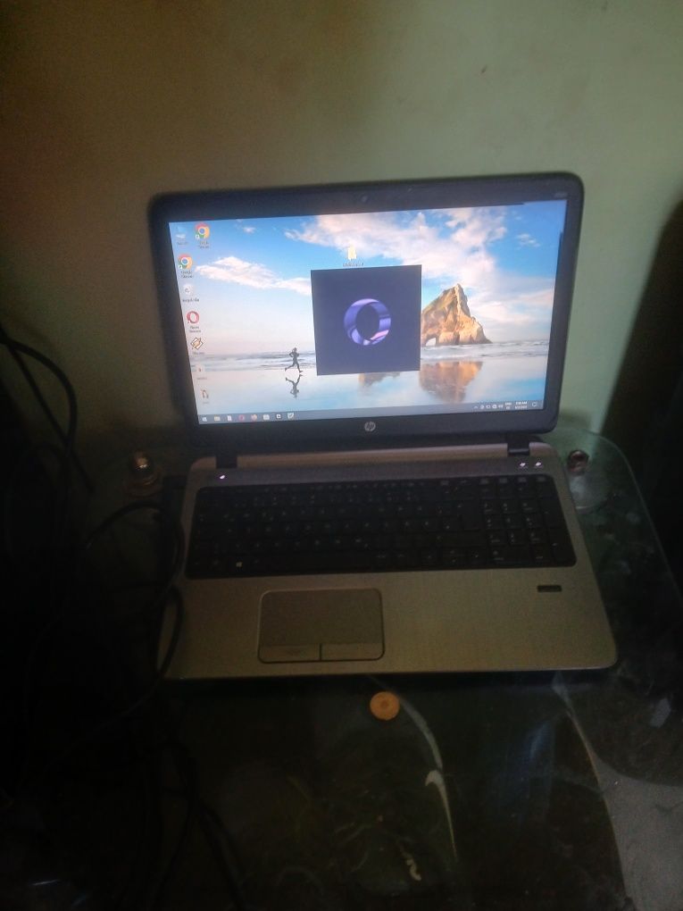 Vând 2 boxe pasive și un laptop