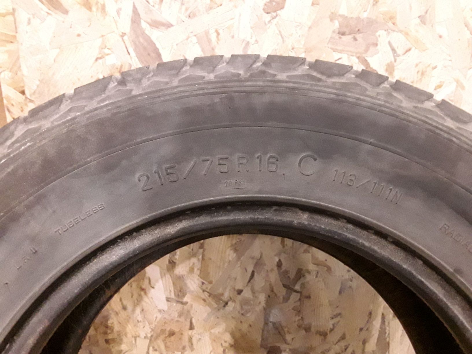 Продавам бусове гуми С, 215/75 R 16 C