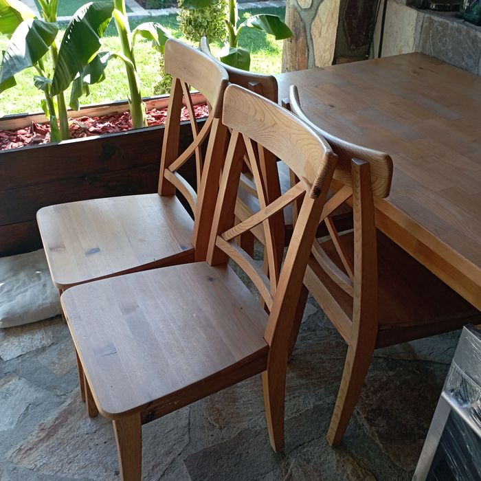 Маса със четири стола