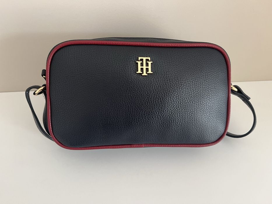 Клъчове и чанти Guess, T Hilfiger, M Kors - нови и оригинални