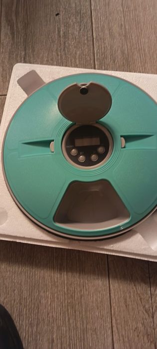 Hrănitor automat pentru câini și pisici