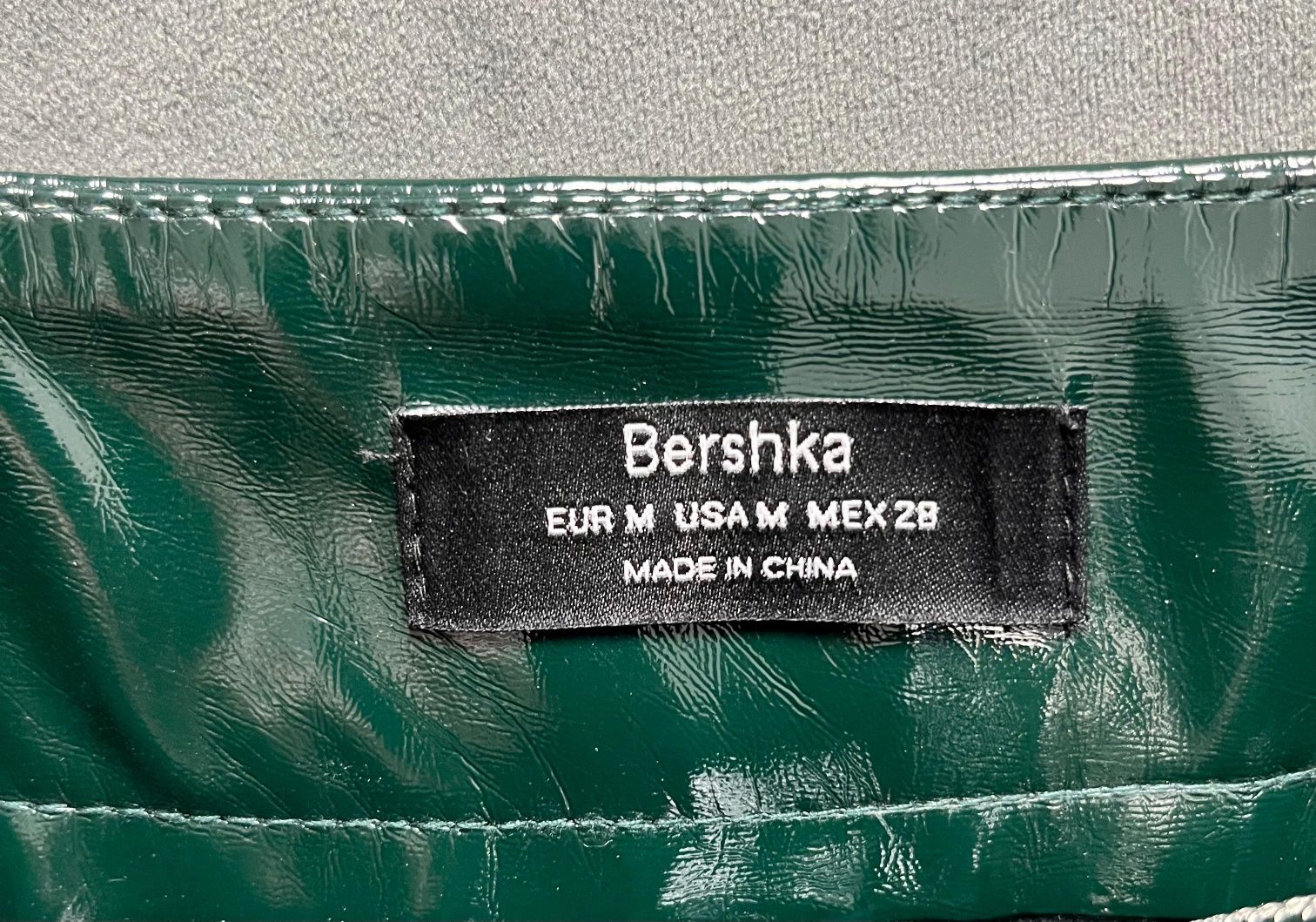 Vând fusta mini piele ecologica Bershka