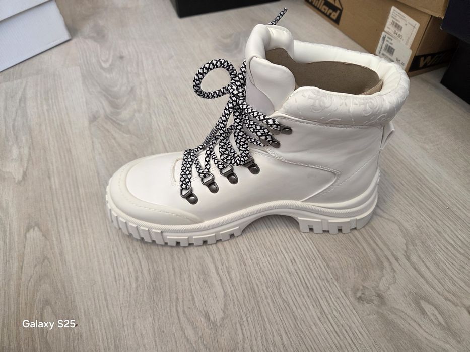 Чисто нови боти!
GUESS-38 номер , 100 лв.
 Tommy Hilfiger-39 номер , 1