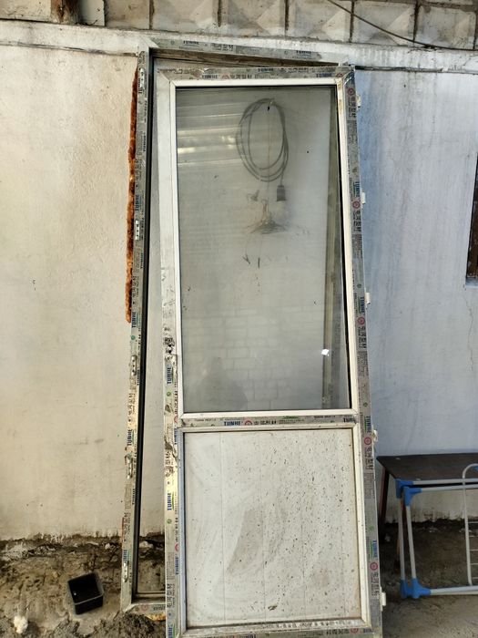 Продам пластиковую дверь