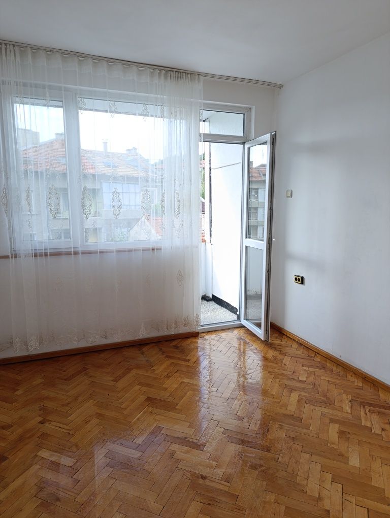 Дава се под наем Тристаен апартамент в Шумен, Център - 85 кв.м за 229.5 € - Снимка #4