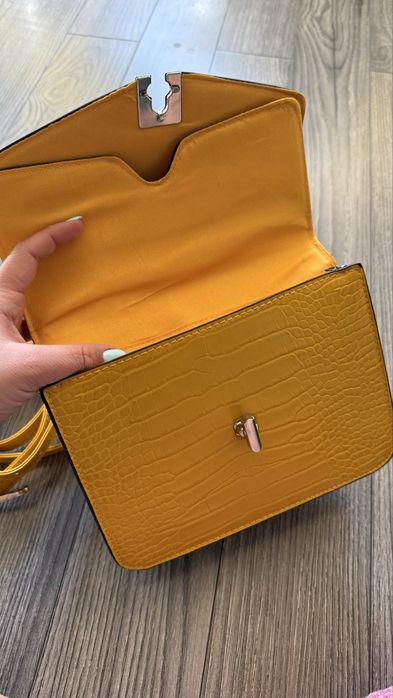 Жълта чанта Stradivarius