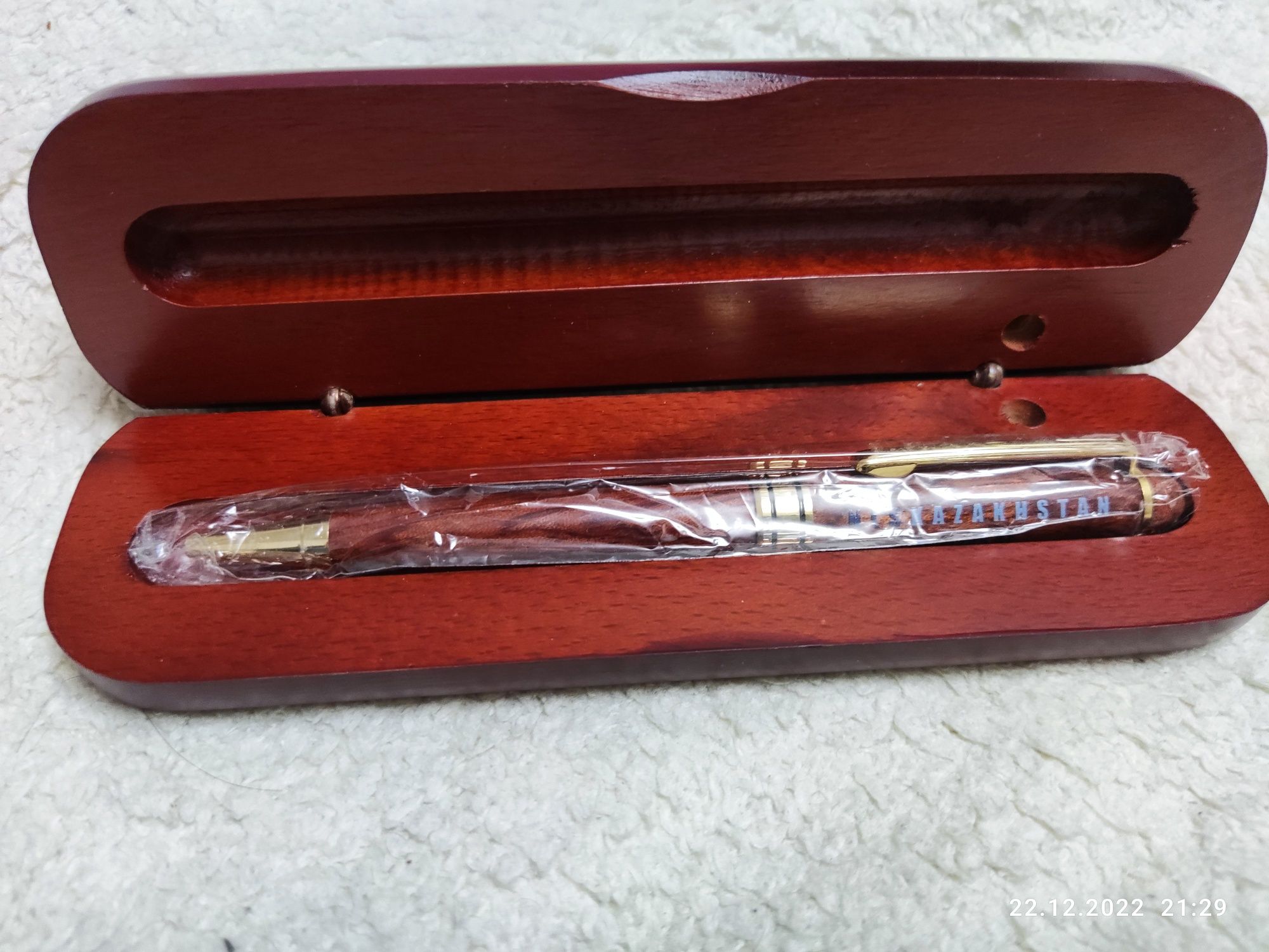 Деревянная ручка в футляре из красного дерева в упаковке