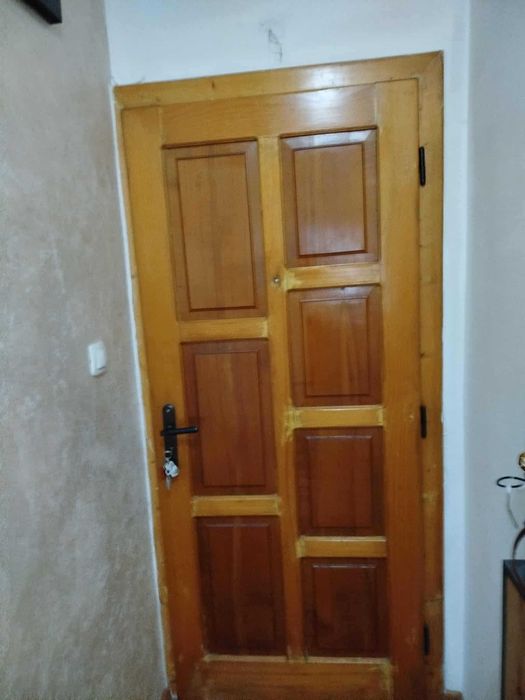 Дървена врата с каса и первази