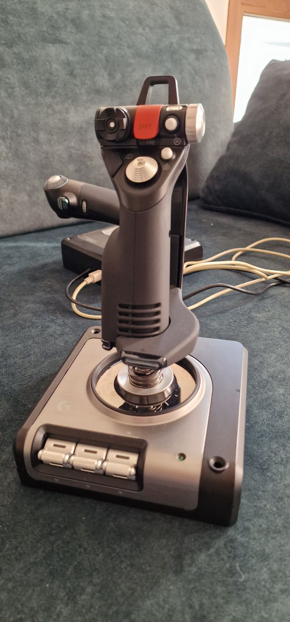 Vând HOTAS  logitech X52 (joystick + throttle)