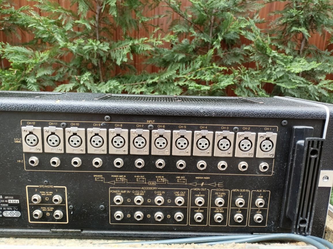 Yamaha EM-300, mixer analogic, 12 canale, amplificator