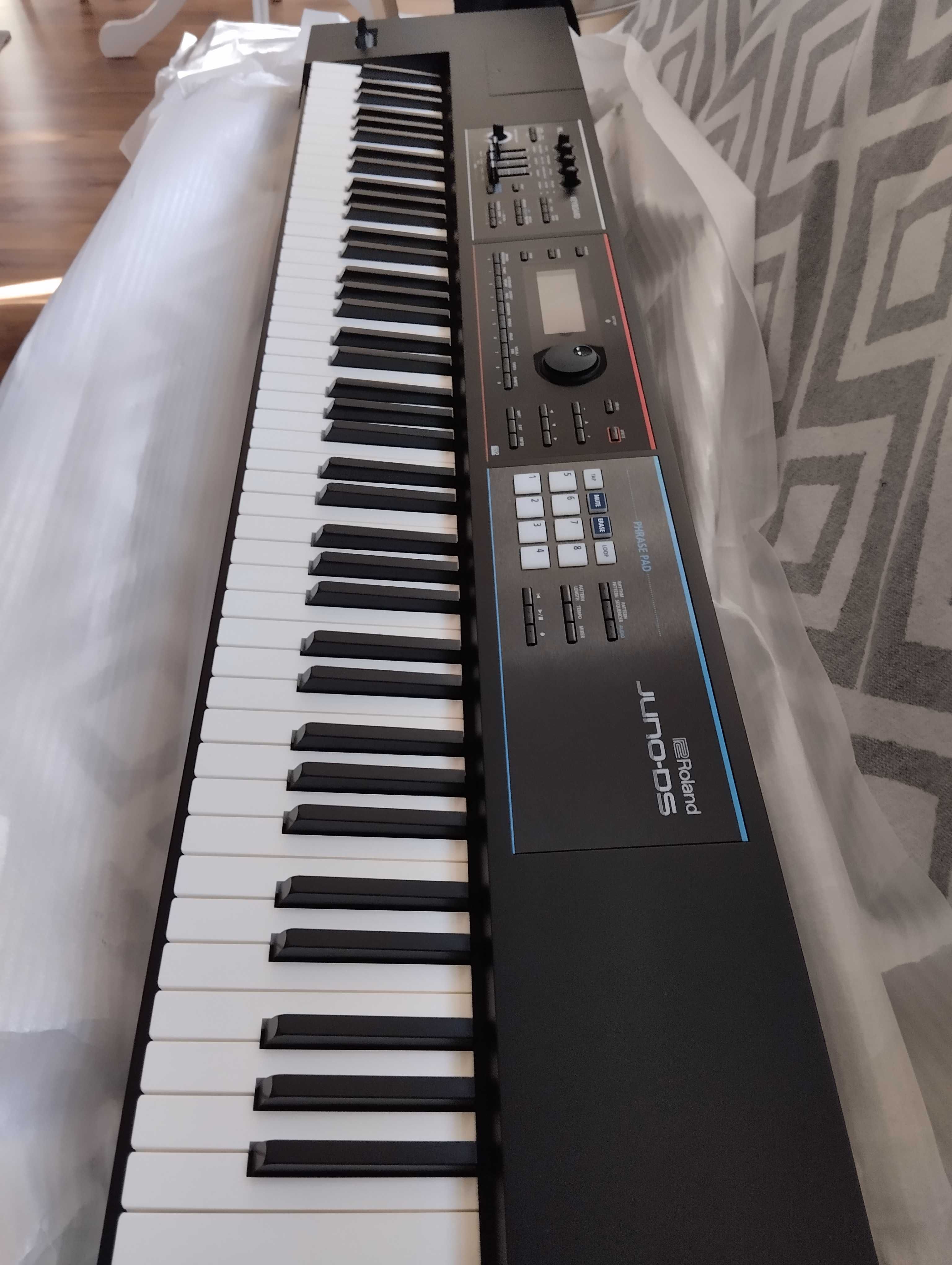 Продаю НОВЫЙ Roland Juno DS 88 на гарантии