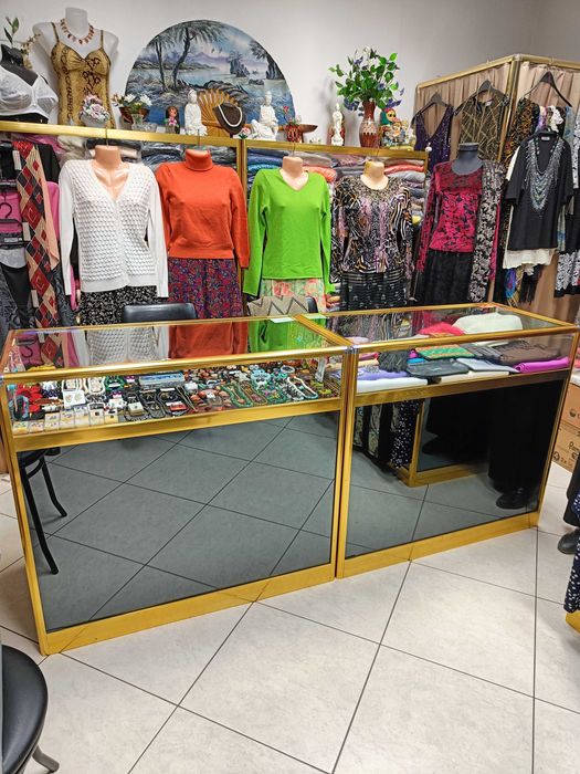 Продавам луксозно търговско оборудване за дрехи и обувки