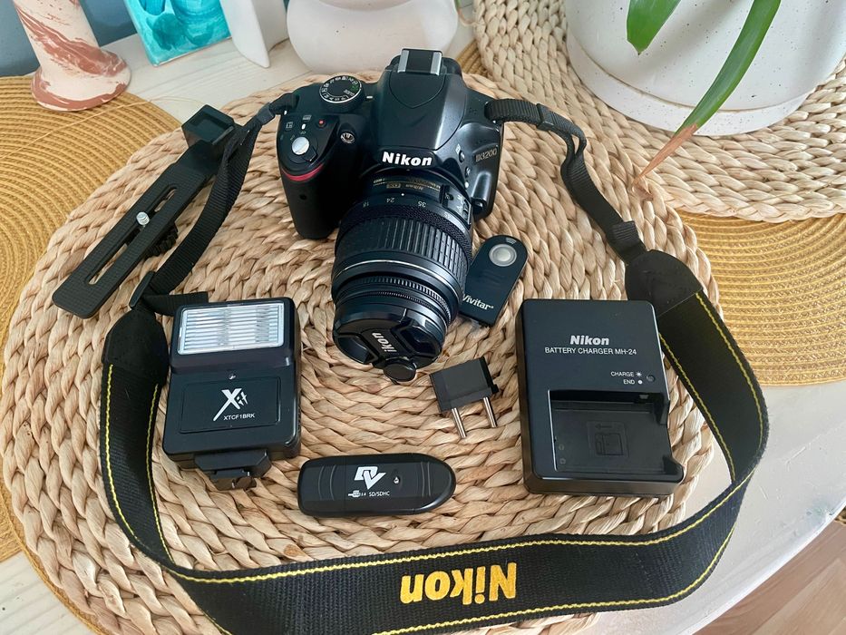 Nikon D3200, 24.2MP + Обектив 18-55мм + аксесоари