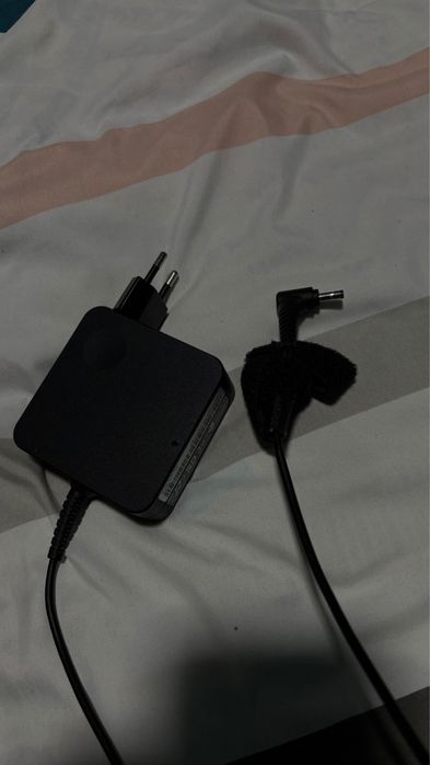 Vând Laptop Lenovo IdeaPad3