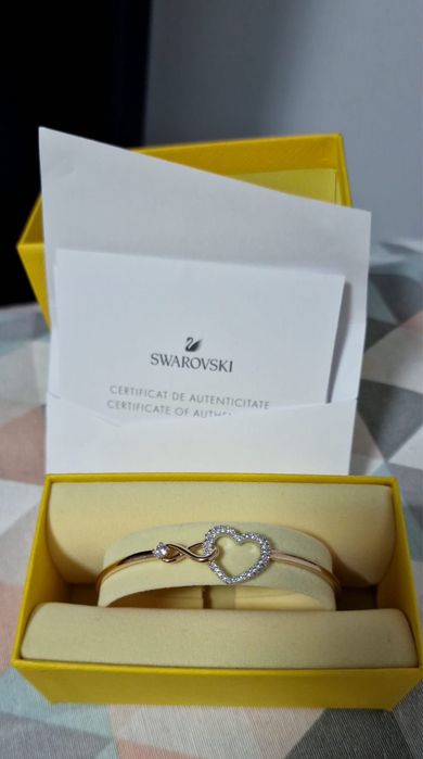 Vand bijuterii swarovski/pandora folosite in stare foarte buna!!!