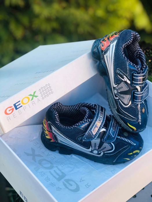 Adidasi baiat GEOX -marimea 24,inter15cm,leduri,ca piele Nike,Salomon