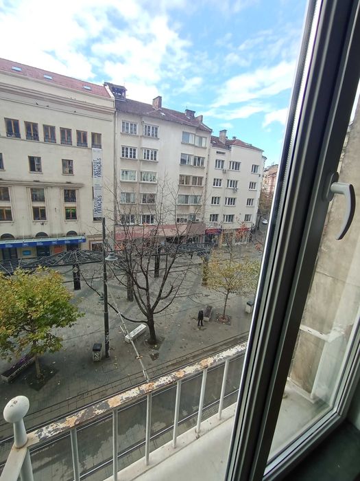 Частно лице отдава тристаен апартамент, 100 кв.м, Идеален Център