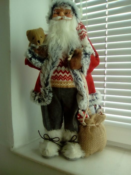 Moș Crăciun cu haina rosie