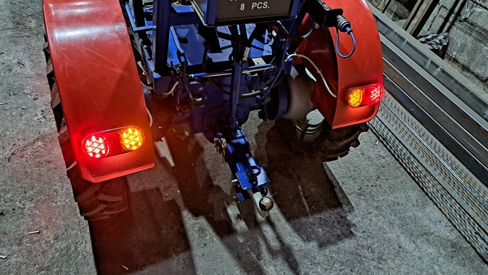 Tractoras 13 cp benzina 1 cilindru cu incarcator frontal