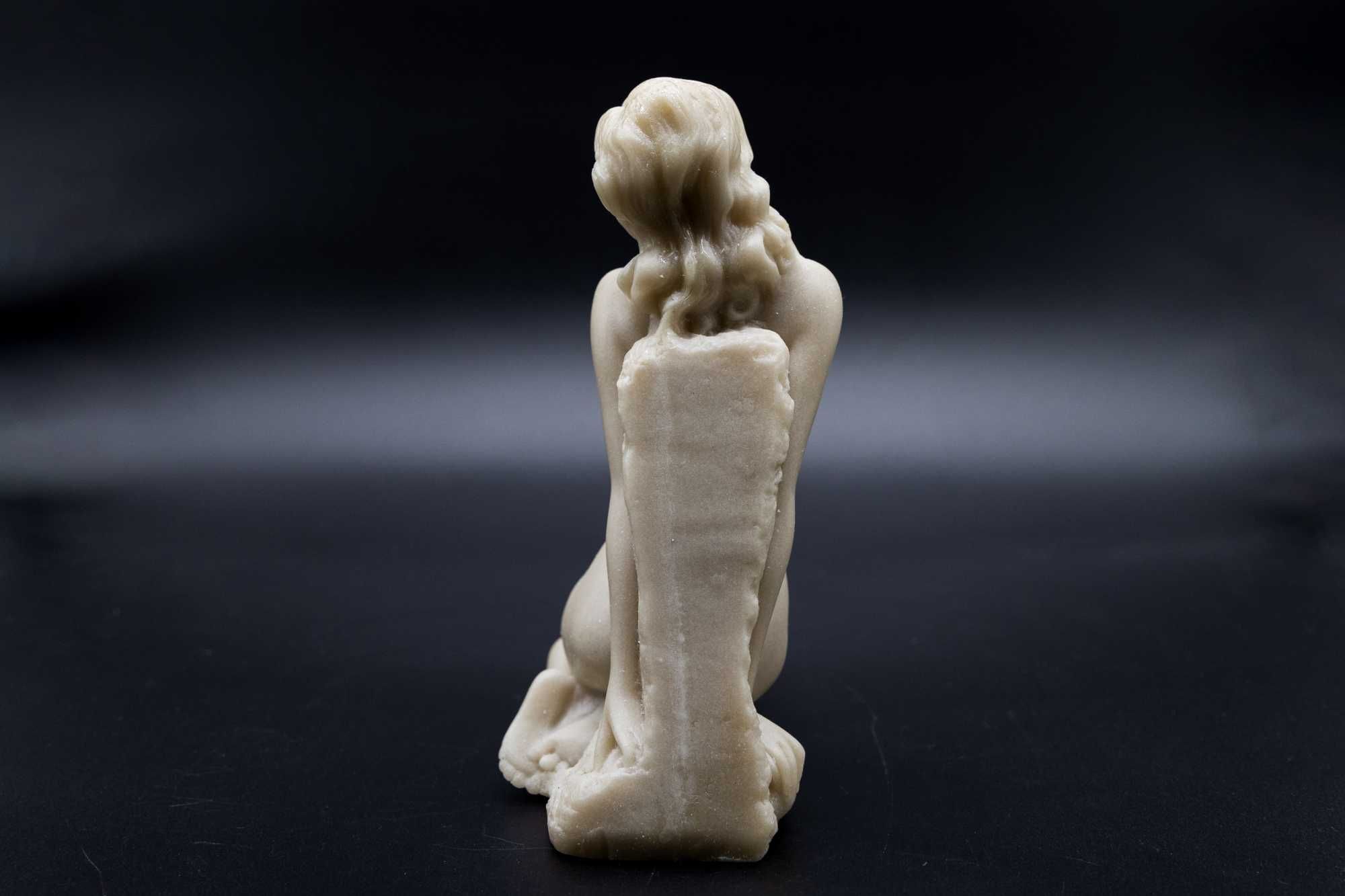Гола женска еротична скулптура от лят мрамор подпирач за книги