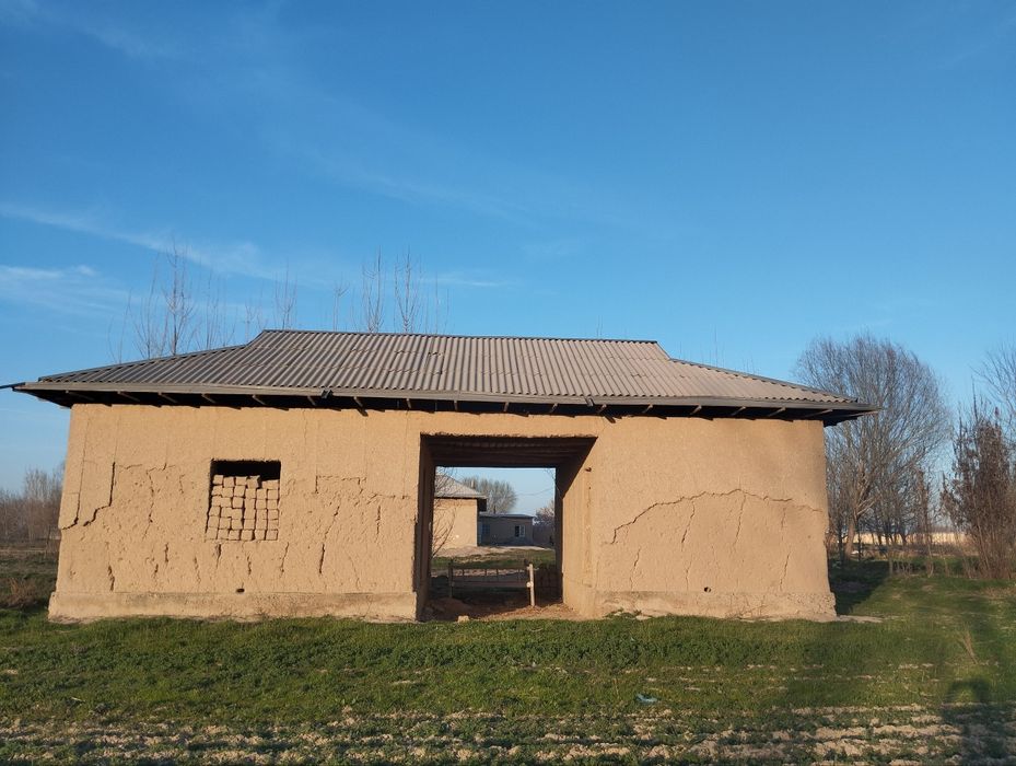 16 sotix uchaska sotiladi