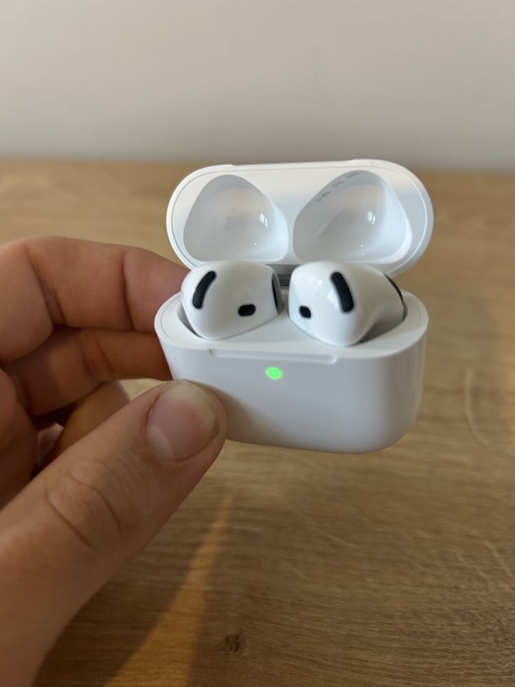 AirPods 4 със Active Noise Cancellation