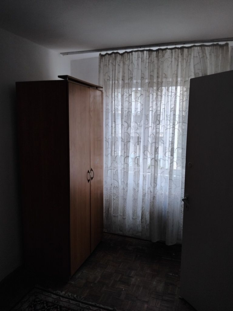 Închiriez apartament- doua camere semidecomandat