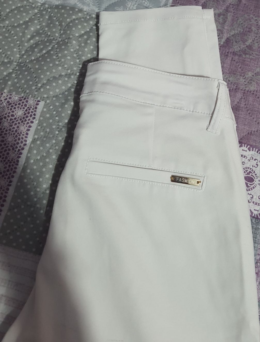 Бял еластичен панталон